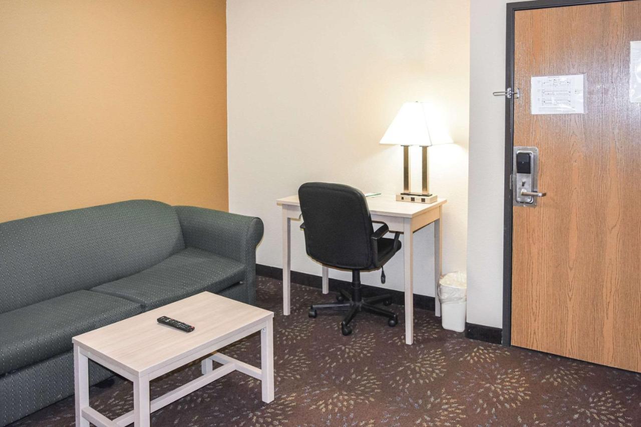 Quality Inn & Suites Brooks Louisville South エクステリア 写真
