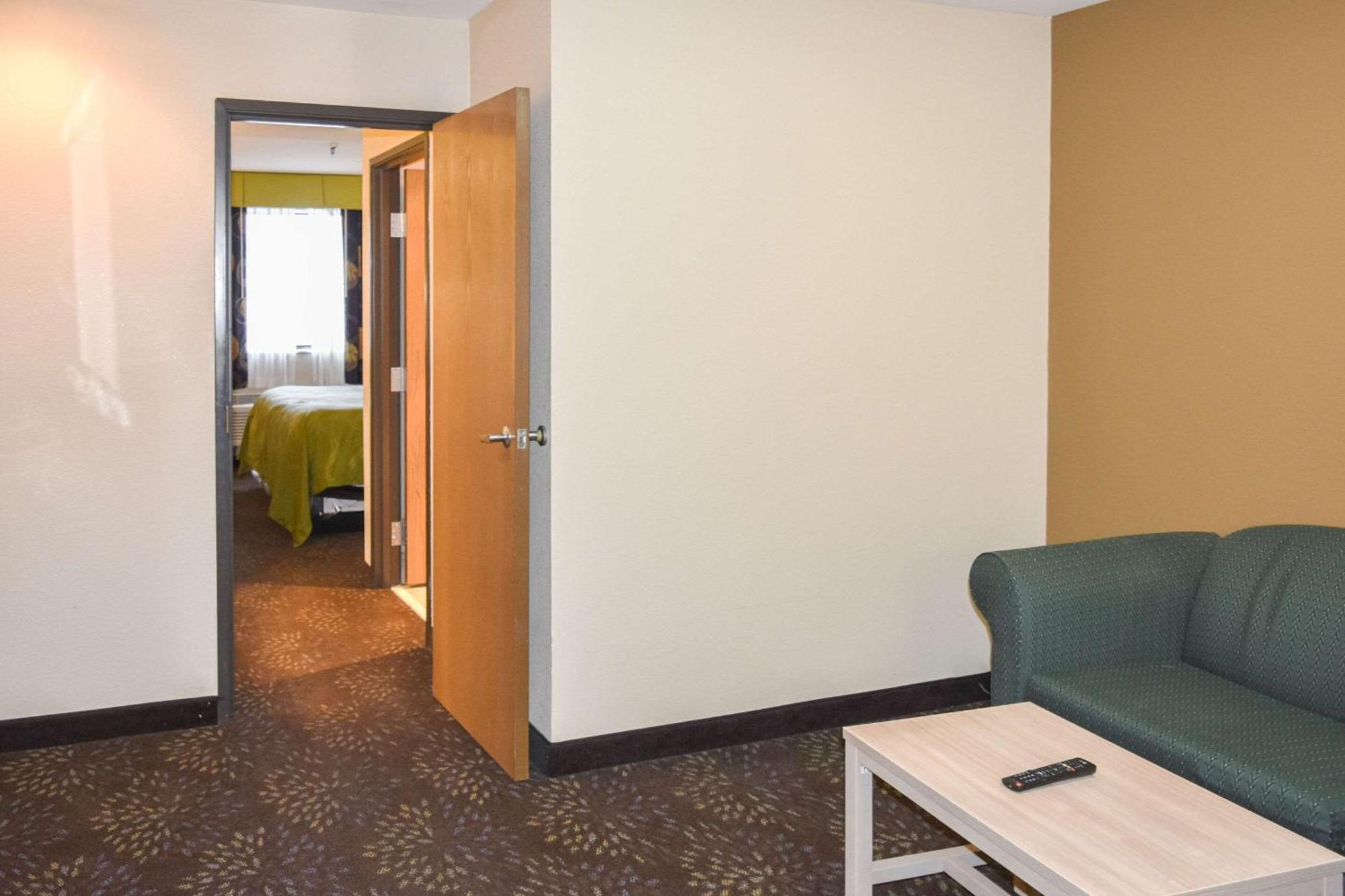 Quality Inn & Suites Brooks Louisville South エクステリア 写真