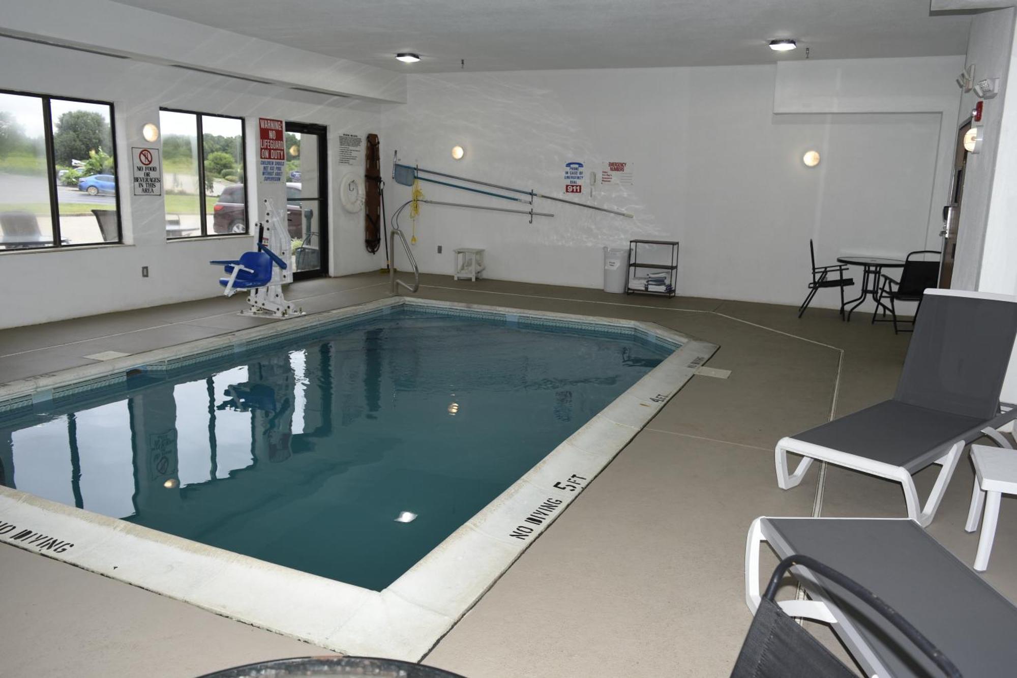 Quality Inn & Suites Brooks Louisville South エクステリア 写真